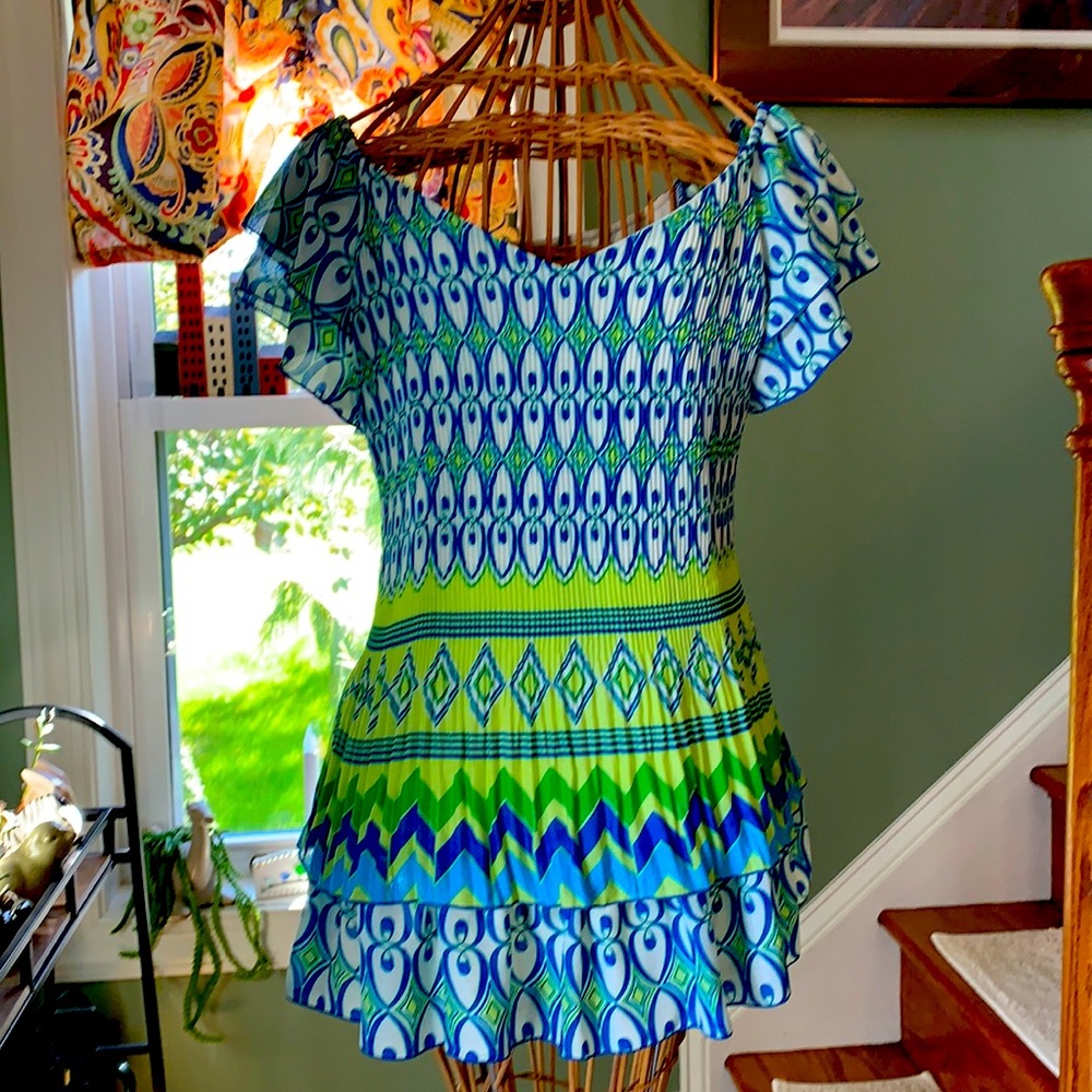 Lovely blouse with cap sleeves and v-neck